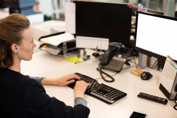 Empresária trabalhando no computador no escritório — Fotografia de Stock