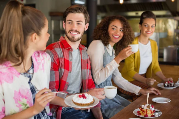 Amici che hanno dessert in caffè — Foto Stock