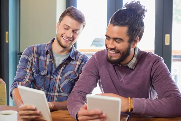Männliche Freunde mit Tablet-PC im Restaurant — Stockfoto