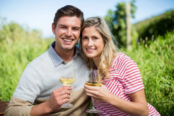 Par embracing medan du håller vinglas — Stockfoto