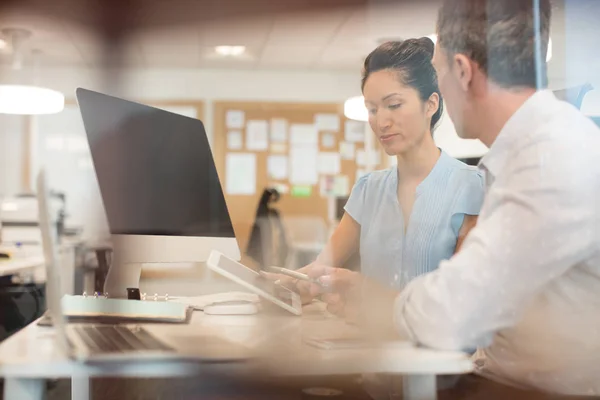 Geschäftskollegen arbeiten gemeinsam am Tablet — Stockfoto