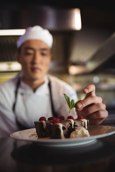 Manliga chef garnering desserttallrik — Stockfoto