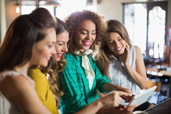 Женщины-друзья используют цифровые планшеты в кафе — стоковое фото