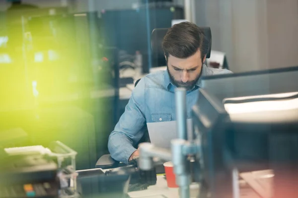 Photographer working in creative office — Stock Photo, Image