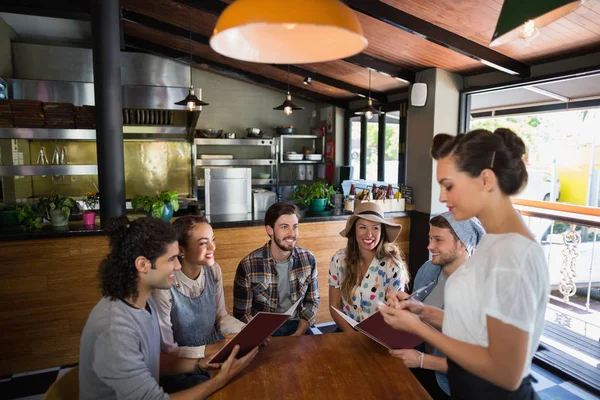 Waitress taking orders from customers — Stock Photo, Image