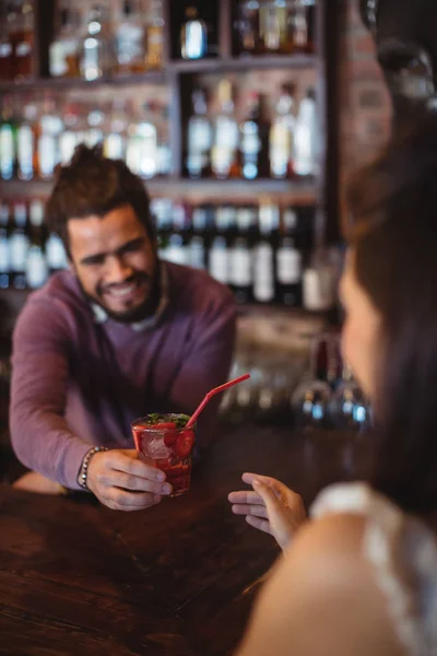 Mužské barman sloužící koktejlové nápoje — Stock fotografie