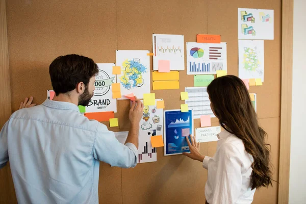 Business colleagues analyzing charts in office — Stock Photo, Image