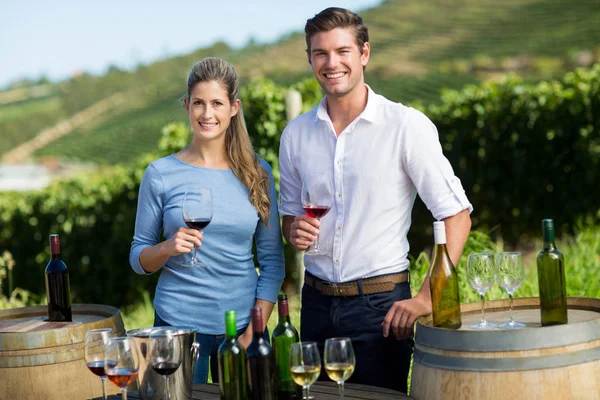 Amigos sosteniendo gafas de vino por mesa —  Fotos de Stock