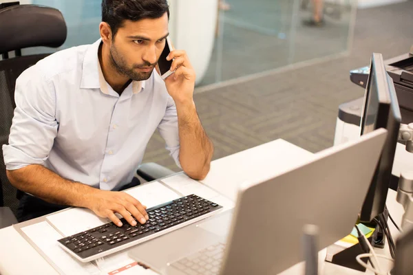 Homem de negócios focado falando por telefone — Fotografia de Stock