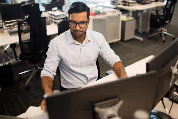 Young businessman working in office — Stock Photo, Image