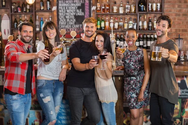 Amigos felizes segurando bebidas — Fotografia de Stock