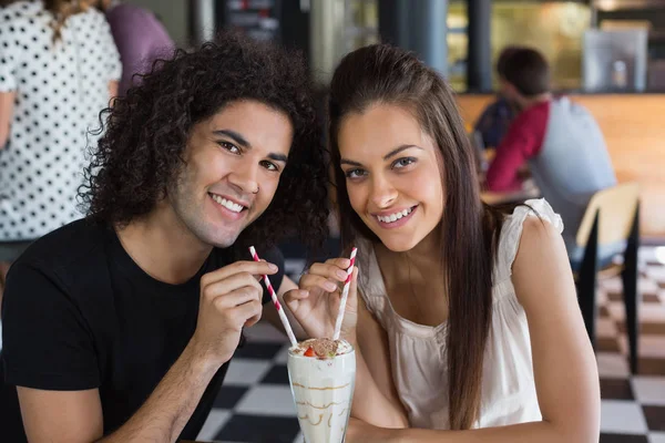 Sorrindo casal tendo bebida no restaurante — Fotografia de Stock