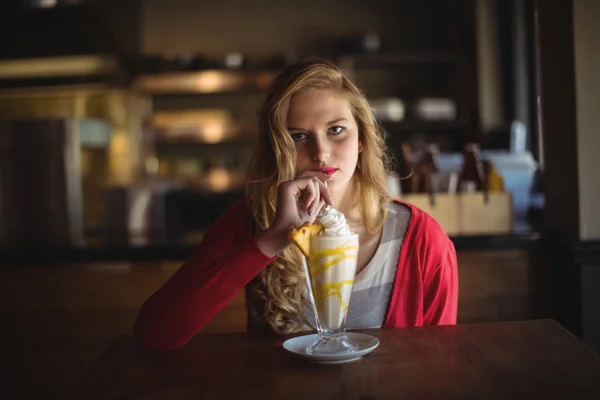 Piękna kobieta o milkshake — Zdjęcie stockowe