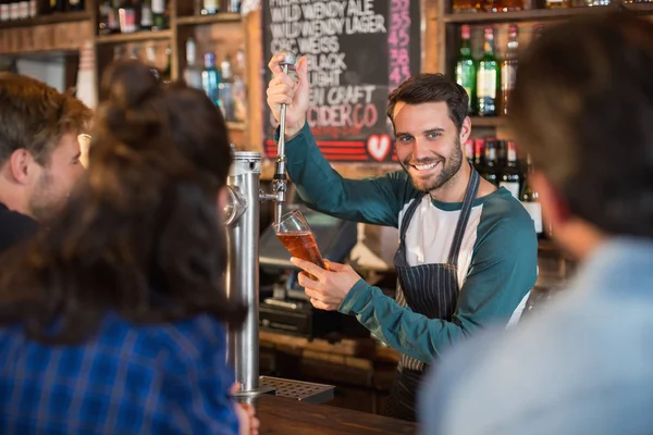 Barman leje piwo w szkle dla klientów — Zdjęcie stockowe