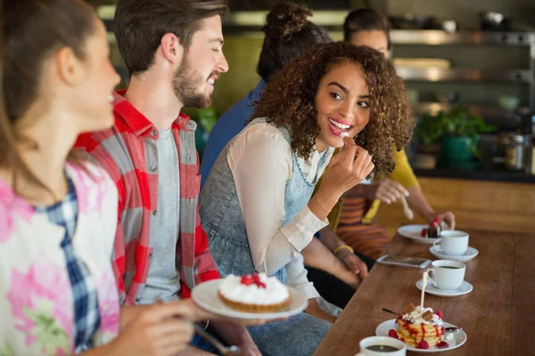 Vrienden met dessert in restaurant — Stockfoto