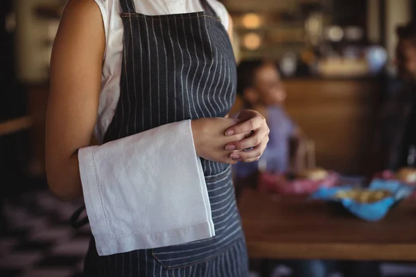 Servírka s ubrousky stojí v restauraci — Stock fotografie