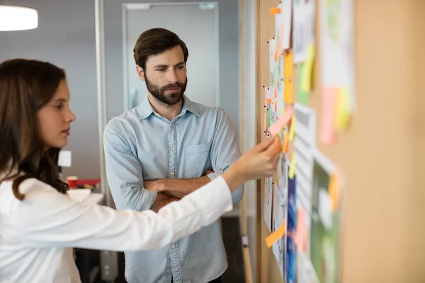 Ernstige zaken-collega's analyseren van grafieken — Stockfoto