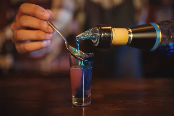 Servitören hälla cocktail drink i snapsglas — Stockfoto