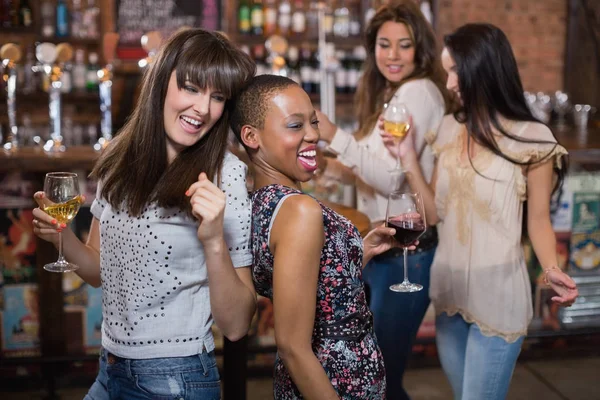 Amigos do sexo feminino desfrutando no pub — Fotografia de Stock