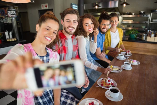 Prieteni zâmbitori care fac fotografii în pub — Fotografie, imagine de stoc