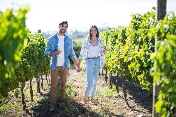 Koppel met de hand in hand genieten van wijn — Stockfoto