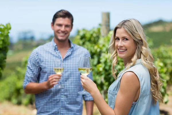 Pareja sosteniendo copas de vino — Foto de Stock