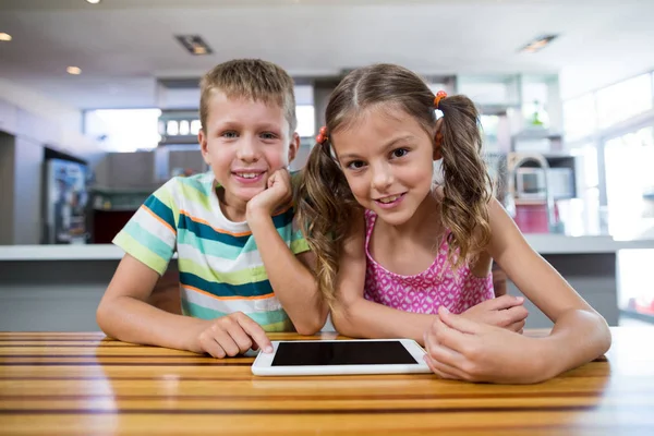 Gelukkig broer/zus met digitale tablet in keuken — Stockfoto