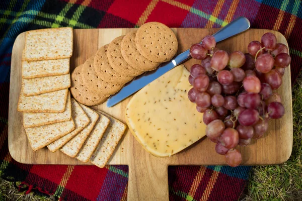 Uvas con galletas y queso — Foto de Stock