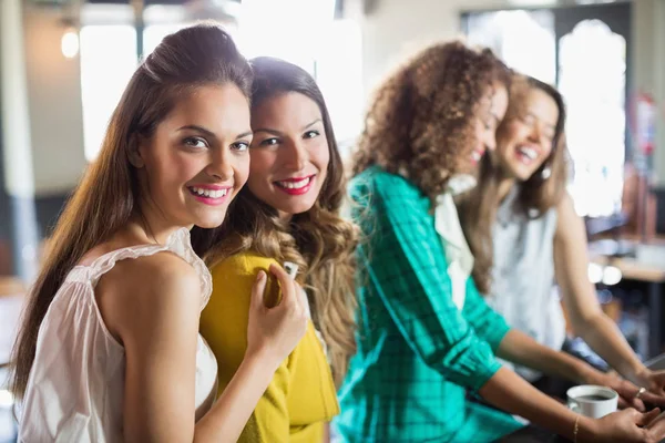 Amigas sentadas en la cafetería —  Fotos de Stock