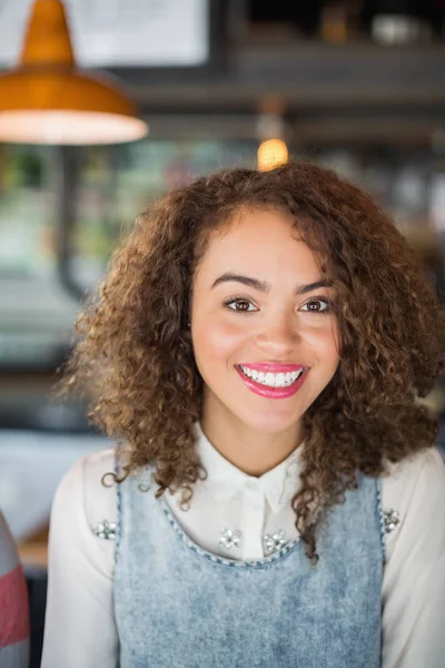 Retrato de una hermosa mujer sonriente — Foto de Stock