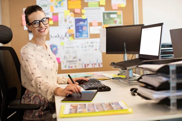 Geschäftsfrau arbeitet im Büro an Digitalisierung — Stockfoto