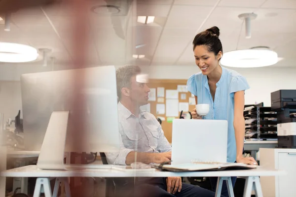 Geschäftskollegen diskutieren im Büro — Stockfoto