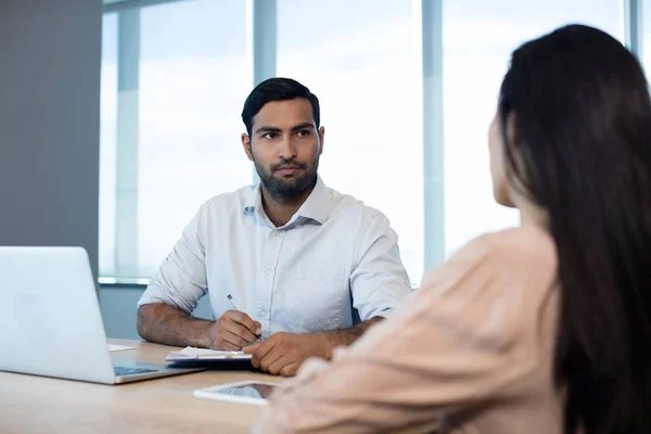 Mensen uit het bedrijfsleven bespreken over contract — Stockfoto