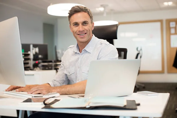Affärsman som arbetar med dator på kontoret — Stockfoto
