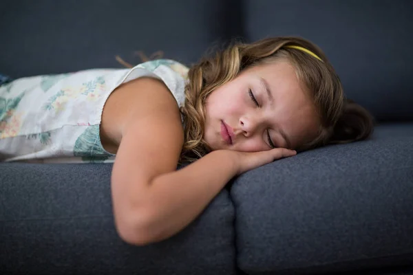 Flicka sover på soffan i vardagsrummet — Stockfoto