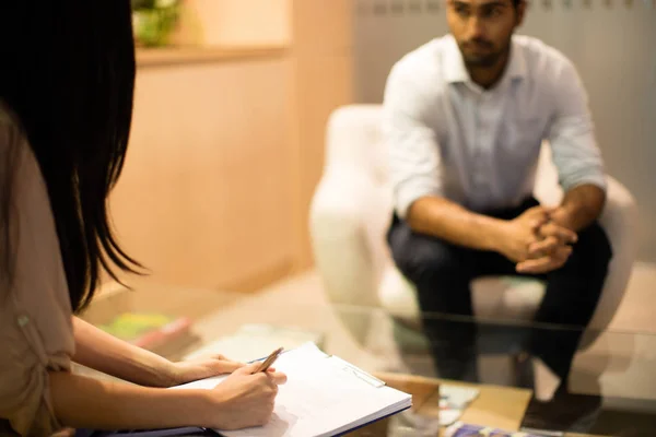 Empresária escrevendo na área de transferência durante a discussão — Fotografia de Stock