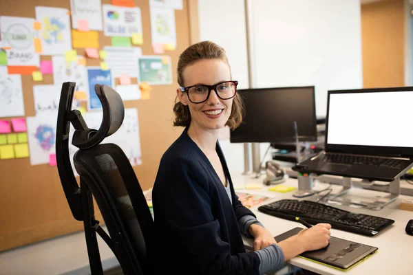 Empresária trabalhando no digitalizador — Fotografia de Stock