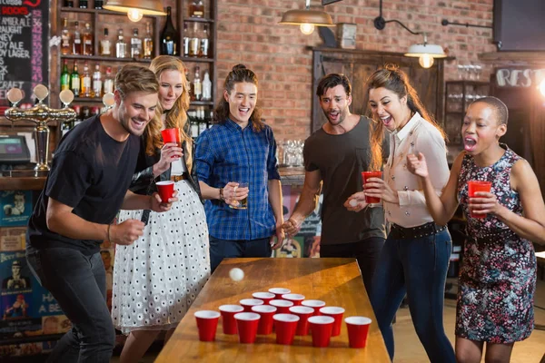 Amici tifo mentre l'uomo gioca birra pong — Foto Stock