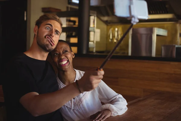 Par med selfie från mobiltelefon — Stockfoto