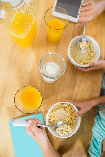 Hermano desayunando cereal en la cocina —  Fotos de Stock