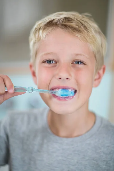 Garçon brossant ses dents dans salle de bain — Photo