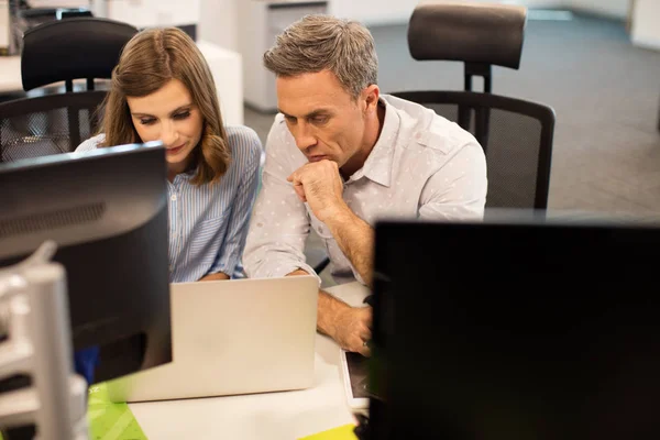 Affärskollegor arbetar tillsammans i office — Stockfoto