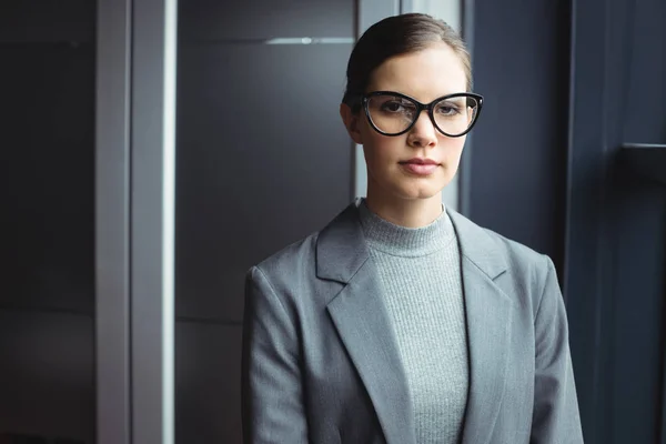 Conseiller en lunettes au bureau — Photo