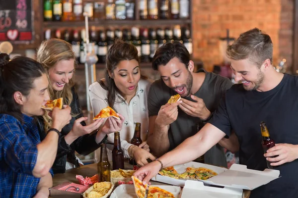 Amigos felizes ter pizza com cerveja — Fotografia de Stock