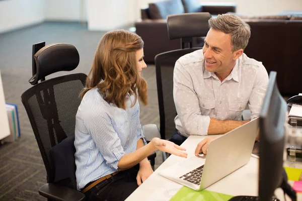 Lächelnde Geschäftskollegen diskutieren — Stockfoto