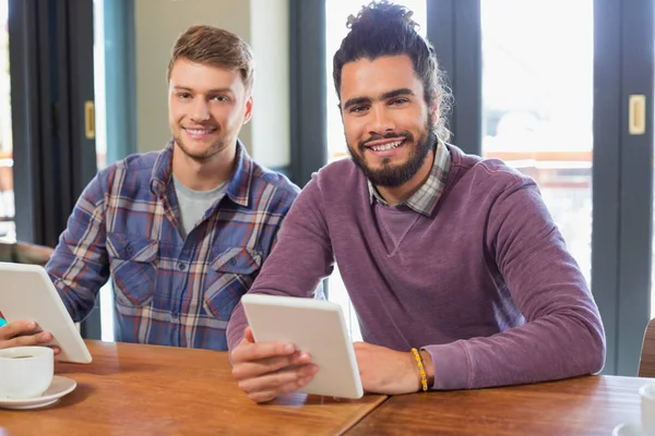 Amigos masculinos sosteniendo tabletas digitales — Foto de Stock