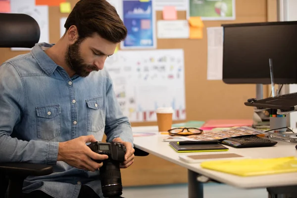 Photographe professionnel utilisant un appareil photo — Photo