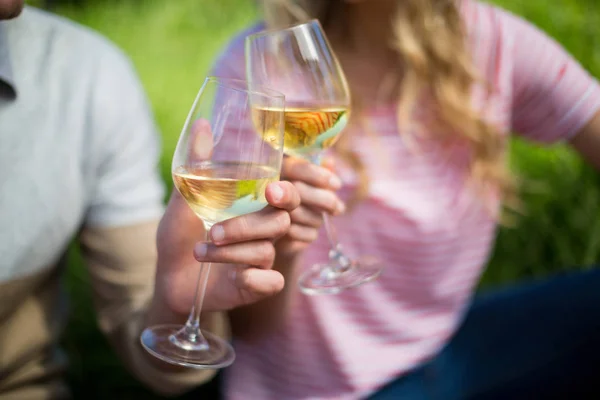 Par tostadas copas de vino blanco — Foto de Stock