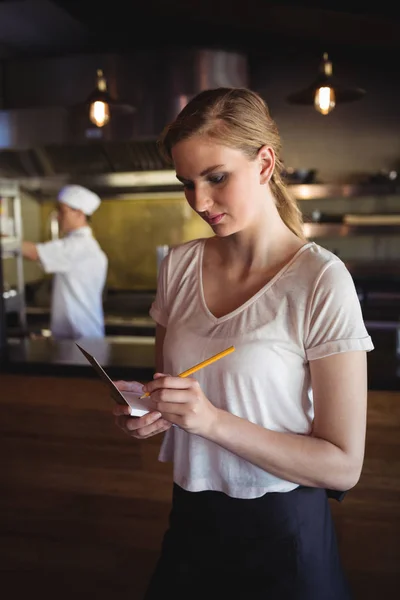 Camarera tomando el orden en el restaurante — Foto de Stock