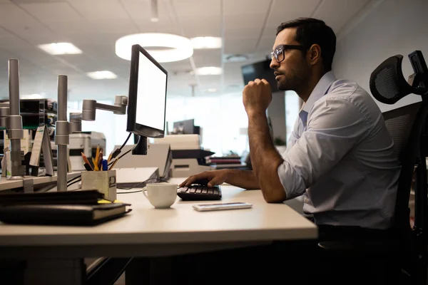 Un uomo d'affari premuroso che lavora al computer — Foto Stock